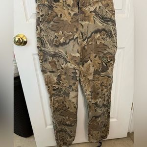 Men’s camo pants. Unknown size fits like a Medium